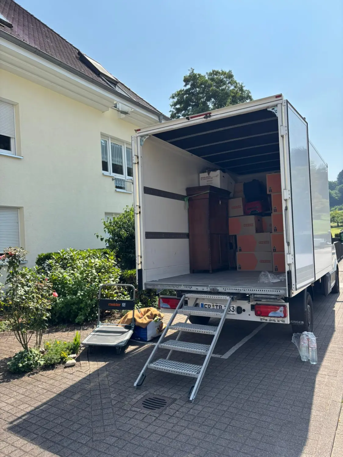 TB Transporte - Umzugstransport wird mit Umzugskartons beladen