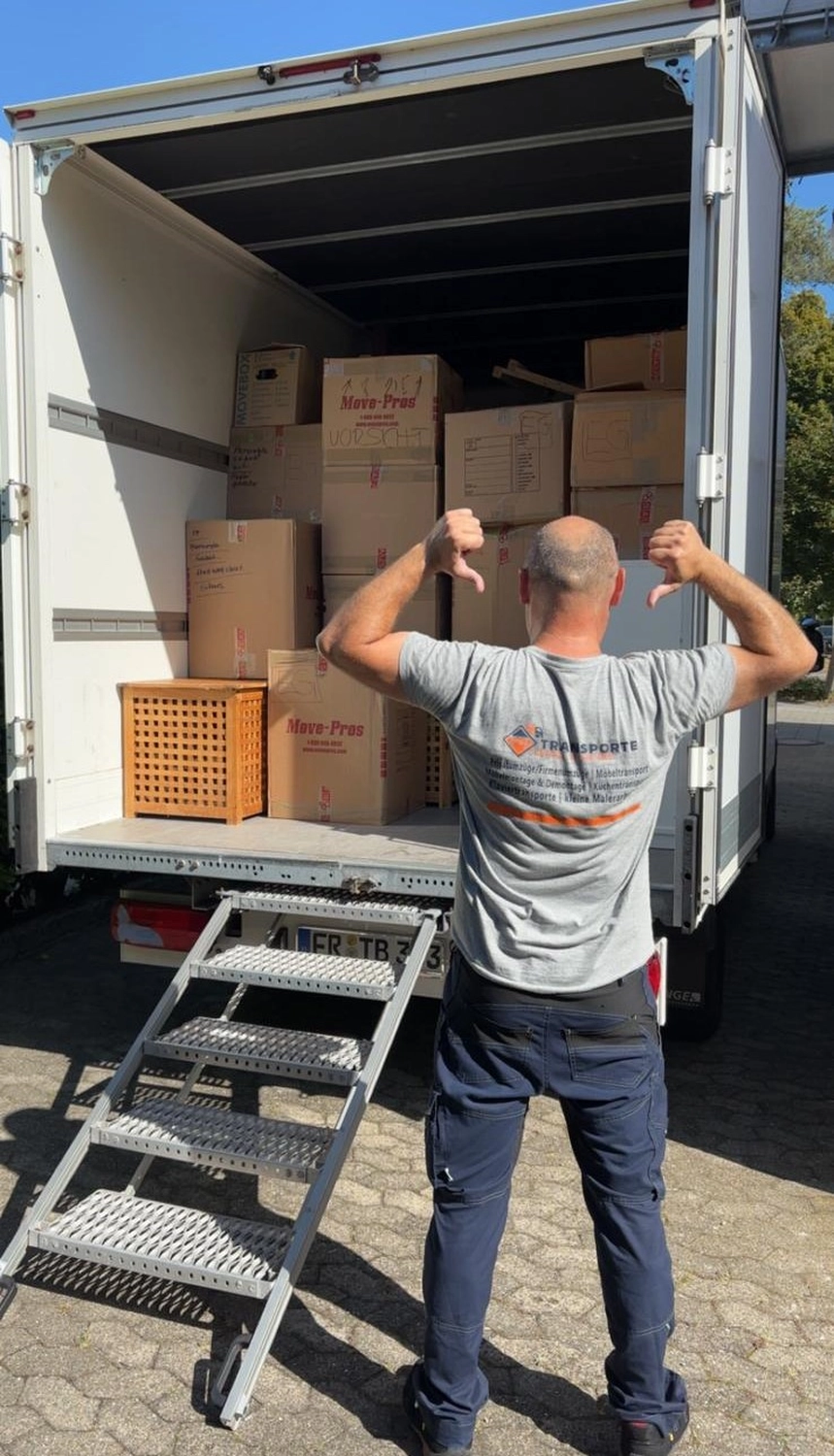 Mit weißer Farbe auf eine Bergstraße gemaltes Fragezeichen