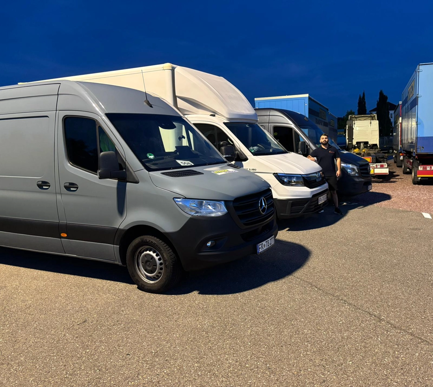 Nahaufnahme von zwei Lieferanten, die einen Karton tragen